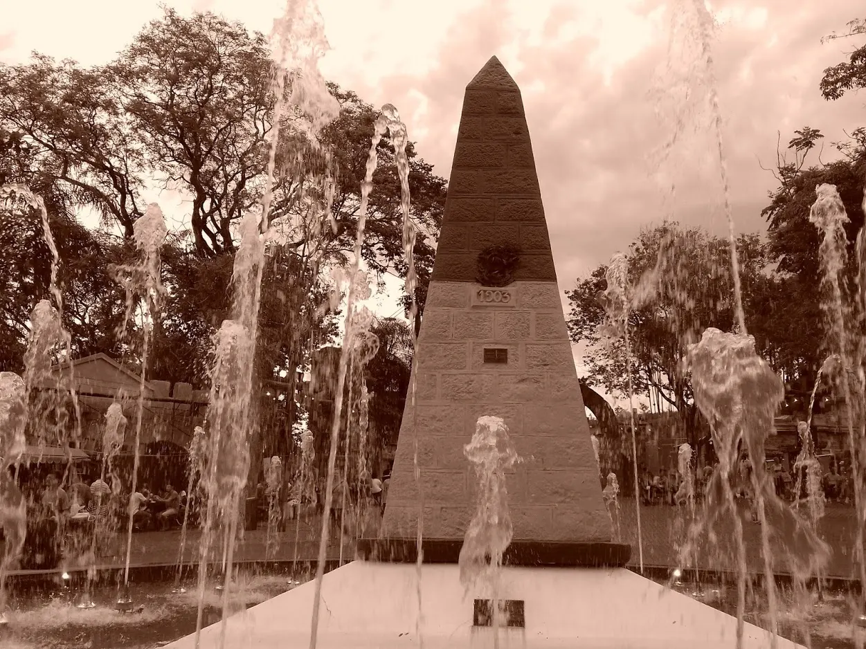 The triple-frontier landmark at Foz do Iguaçu