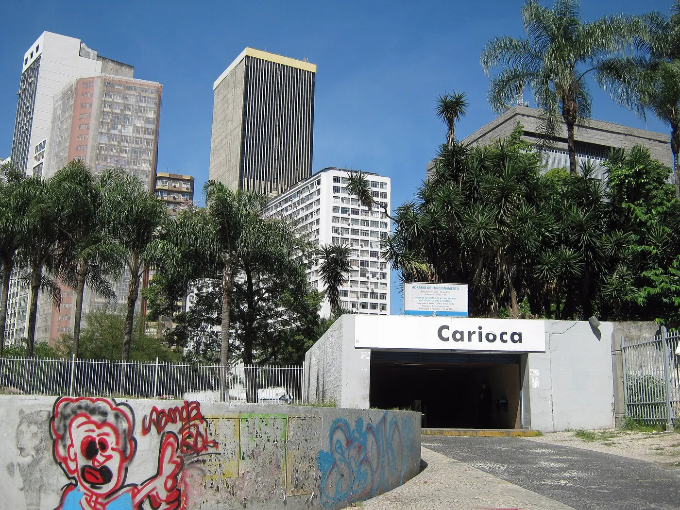 A clean, modern platform at a Rio de Janeiro metro station