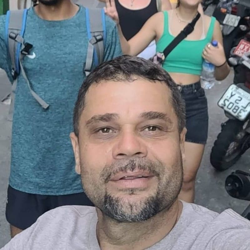 Flávio Akiva, favela and street-art guide at Trip in Brazil