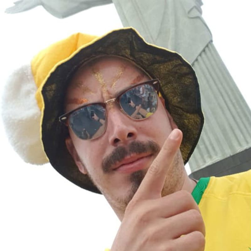 Ronen, guide at Trip in Brazil, in front of Christ the Redeemer